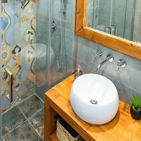Nook Beach House 3*